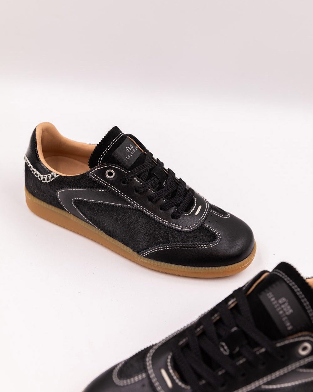 Mocassin Black Pony