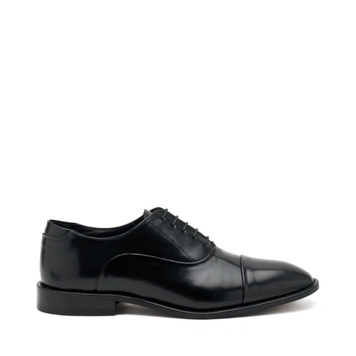 Elegant polished leather lace-ups