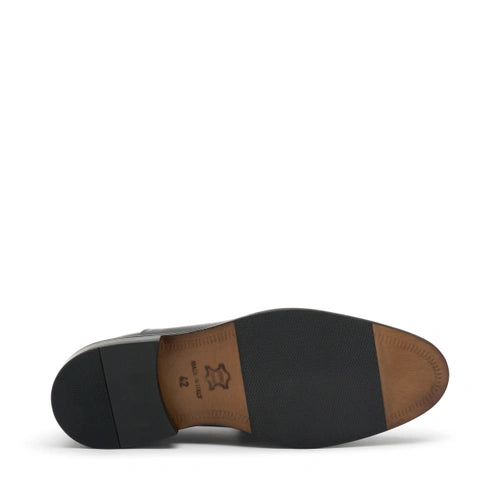 Elegant polished leather lace-ups